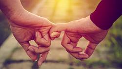 Blíženci jako partneři: Jak se chovají ve vztahu a co byste od nich vůbec nečekali?