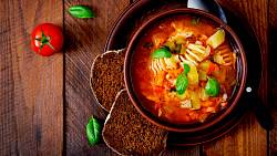 Minestrone: Barevná polévka plná čerstvých chutí z duhové zeleniny