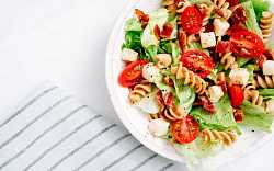 Lehký těstovinový salát – rychlý a jednoduchý recept, který musíte vyzkoušet