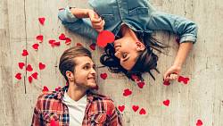 Partnerský horoskop na víkend 20. - 21. listopadu: Zamilovaní Blíženci prožijí víkend na cestách a Kozorozi zase budou opečovávání v náruči své lásky