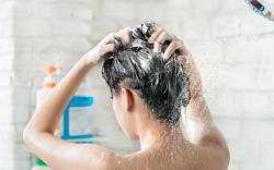 Jaké jsou nejčastější chyby při mytí vlasů