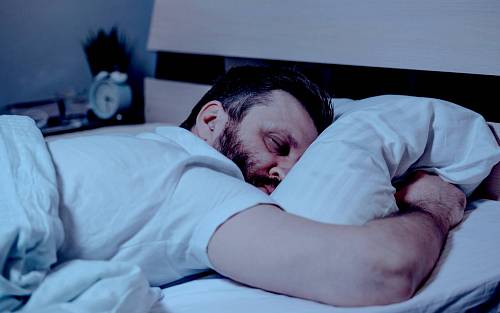 Jak naše poloha ve spánku ovlivňuje snění? Rozhodně více než byste čekali