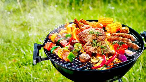 Jste v dietě ale přátelé vás stále tahají na grilovačku? Tady je pár tipů, jak si užít letní posezení zdravě a dietně Jste v dietě ale přátelé vás stále tahají na grilovačku? Tady je pár tipů, jak si užít letní posezení zdravě a dietně