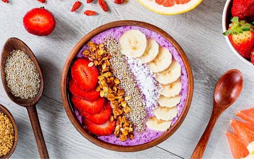 Smoothie miska – zdravá snídaně plná vitamínů, která skvěle chutná i vypadá Smoothie miska – zdravá snídaně plná vitamínů, která skvěle chutná i vypadá