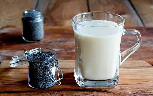 Připravte si makové mléko: Pro krásné sny a dobrou náladu