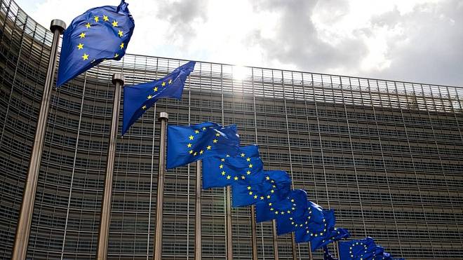 Od roku 2027 zakazuje EU některé platby v hotovosti. Nařízení se týká i Česka