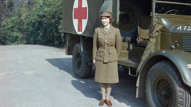 Vojenská služba britské královské rodiny. Přezdívka Alžběty II. byla „princezna automechanik“