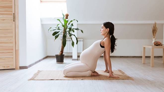 Cvičení jógy během těhotenství přináší nejeden benefit. Dejte si ale pozor na některé pozice