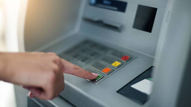 Varování: Skrytá hrozba na bankomatu – vaše peníze zmizí jedním dotykem