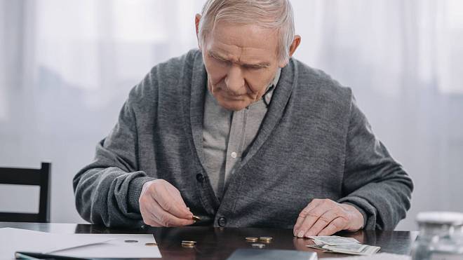 Smutné důchody v Česku: Zaostáváme za západem, senioři si musí přivydělávat a spořit na důchod