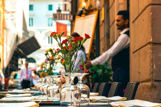 Číšník v hotelu se ke mně choval jako princ. Až doma jsem zjistila, co všechno mi zatajil