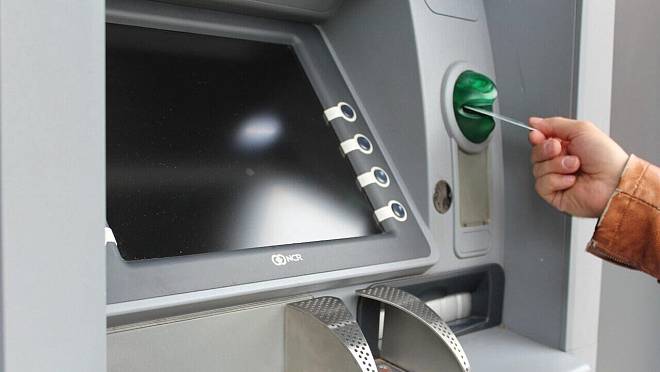 Pokud na bankomatu při výběru peněz nezmáčknete toto tlačítko, můžete přijít o úspory