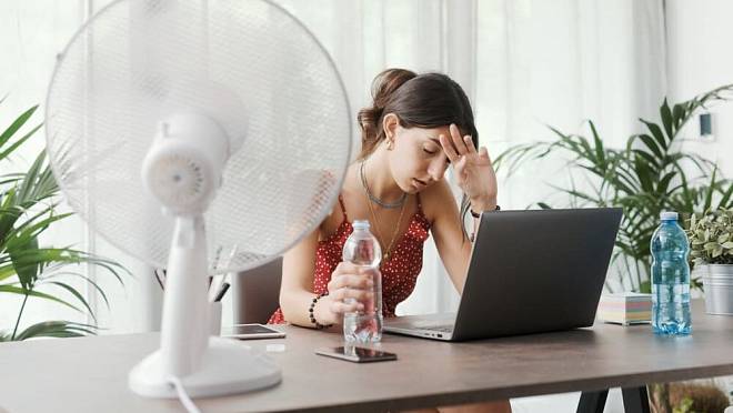 Ani horký čaj, ani studená sprcha. Nejrychleji vás v letních vedrech ochladí tento starý snadný trik