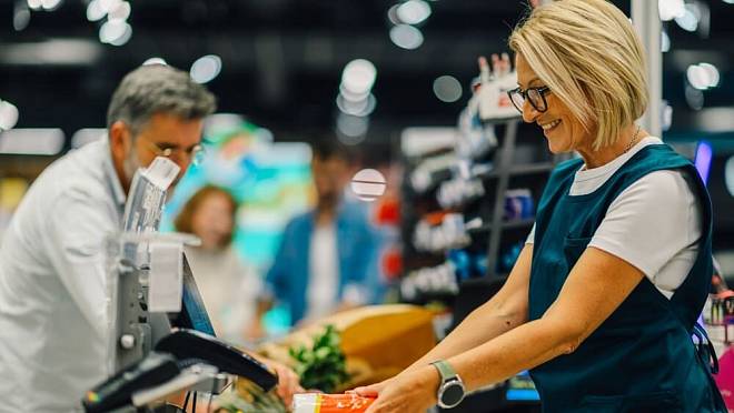 Kolik bere prodavačka v supermarketu v Česku? Reálné číslo překvapilo i samotné odborníky
