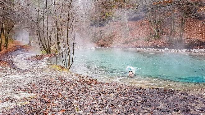 Tento termální pramen je zcela zdarma. Češi o něm neví a okupují ho cizinci