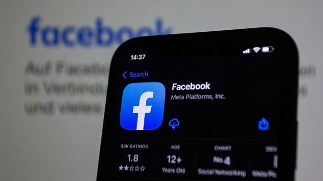 Byl milý a pozorný, hned jsem se zamilovala. Pak jsem viděla jeho Facebook a utekla jsem