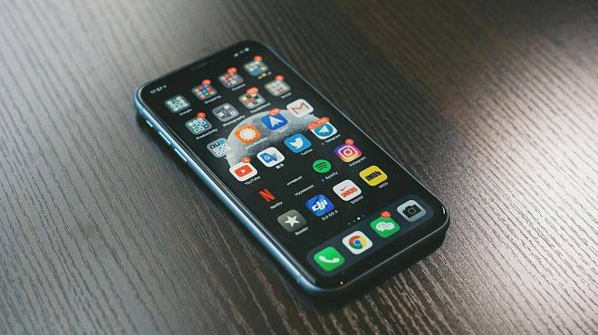 Nikdy nepokládejte mobil displejem nahoru, varují odborníci