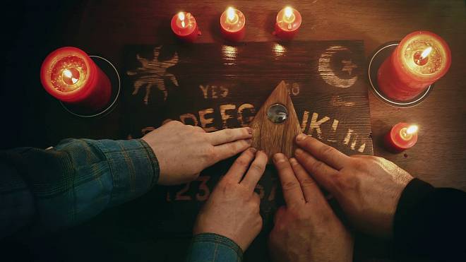 Spojí vás Ouija s blízkými zemřelými nebo je to podvod?