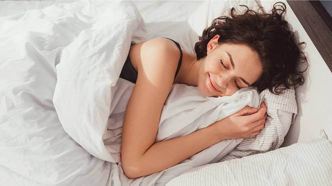 3 tipy, které vám pomohou lépe spát a zmírní vašeho hlavního nepřítele jménem stres