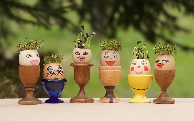 3 jednoduché tipy na velikonoční tvoření pro rodiče s dětmi: Veselá vajíčka, zajíčci z klacků a vajíčkové pelíšky
