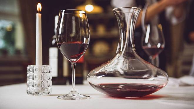 Jak správně servírovat víno u stolu aneb dobrá rada se vždy hodí