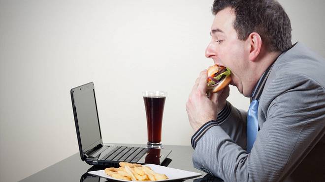 Co jíst, když vás přepadne stres? Ukončete přejídání ze stresu