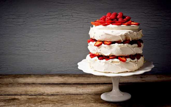 Dort Pavlova – netradiční sladká tečka, na kterou potřebujete jen pár surovin. Dle našeho receptu to zvládne každý. Dort Pavlova – netradiční sladká tečka, na kterou potřebujete jen pár surovin. Dle našeho receptu to zvládne každý.