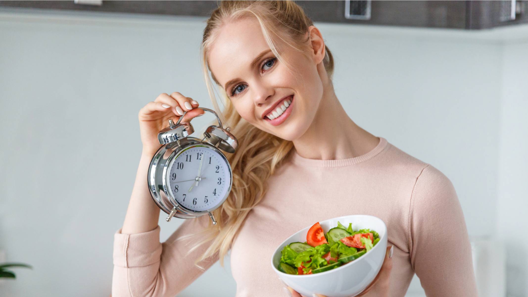Кушать после 6 вечера. Биологические часы женщины похудение. Голодание и здоровье. Понемногу кушать. Интервальное голодание не ем после 6 вечера.