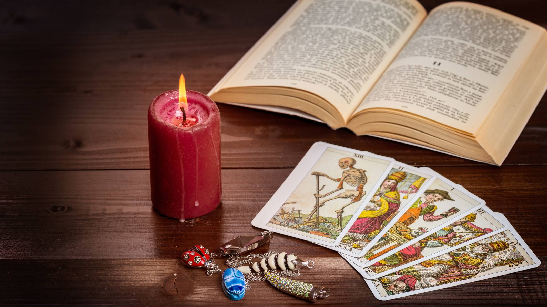Магия таро книга. Таро и свечи. Карты Таро на столе. Книга гадание на Таро. Картинки с картами Таро и свечами.