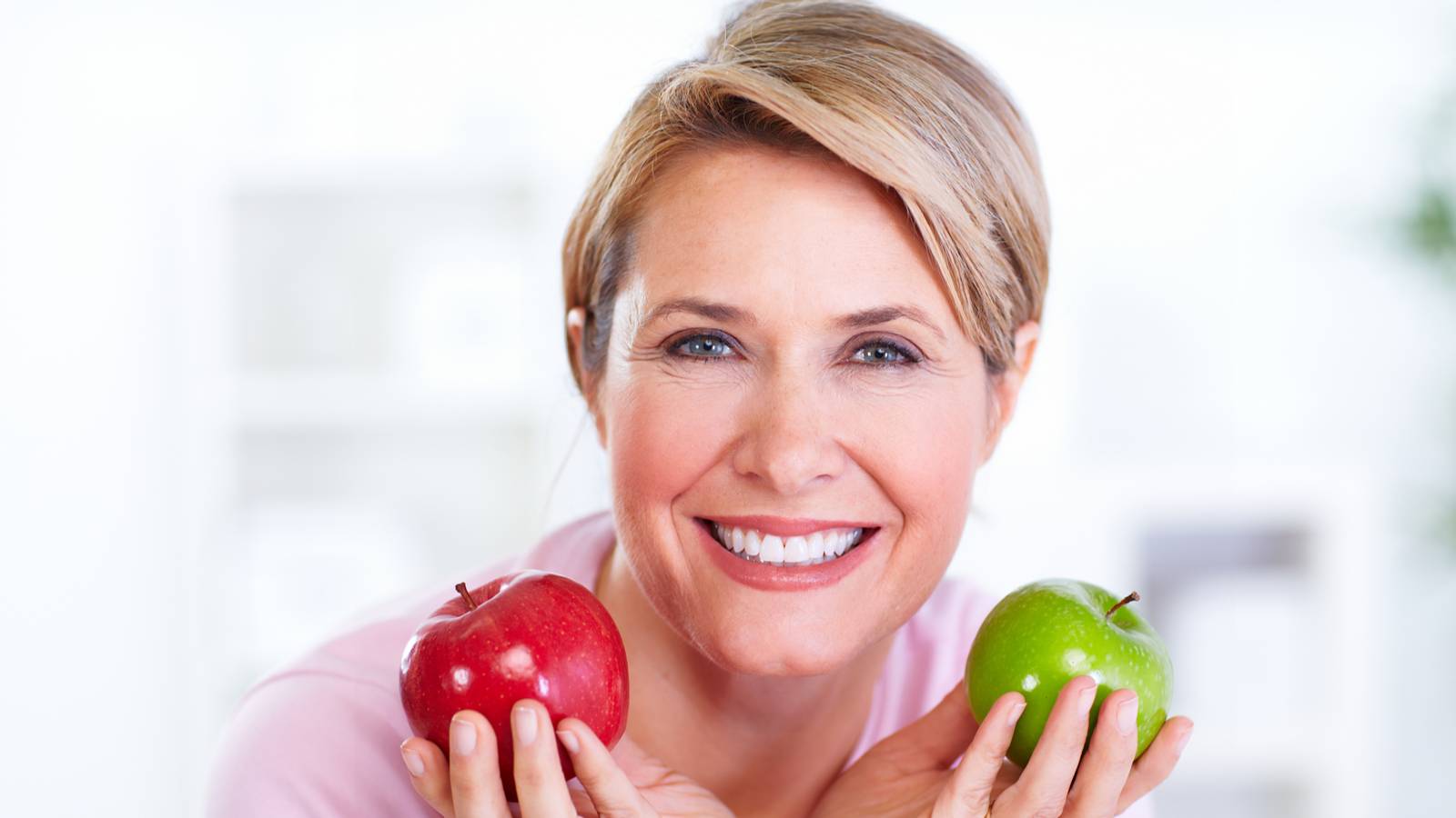 Питание после 45 лет. Женщина с яблоком. Женщина 50 лет питание. Здоровье женщины после 50. Правильное питание для женщин.