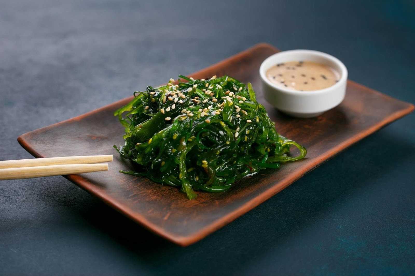 Salát Wakame – lehkost, chuť a zdraví na jednom talíři Salát Wakame – lehkost, chuť a zdraví na jednom talíři
